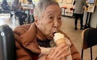 开云体育中心-TVB视后宣萱的顶级炫富，不是豪车名表，而是她车后座的102岁保姆