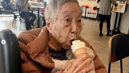 开云体育中心-TVB视后宣萱的顶级炫富，不是豪车名表，而是她车后座的102岁保姆