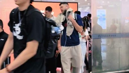 首秀在即！广东新外援随队出征福建，麦考尔因老婆生产留在广州