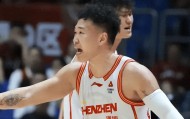 开云体育中心-浙深战争议哨！贺希宁三步上篮走步了吗？两位专家给出相同的解读
